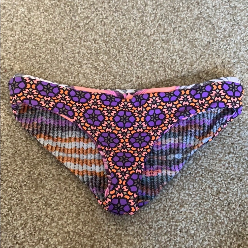 Reversible bikini bottoms